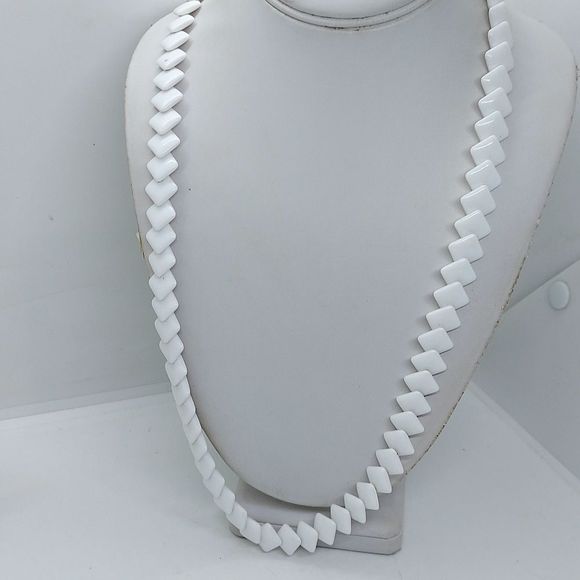 Vintage Crown Trifari White square bead necklace - Picture 1 of 4
